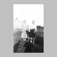 028-0034 Hildegard und Heinz Schubert 1937 auf der Jungtierweide. Im Hintergrund die Scheune von Kurt Neumann..jpg